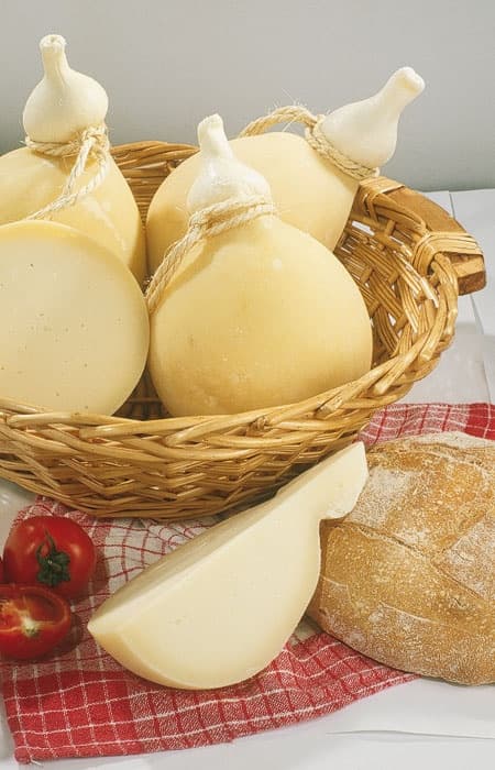 Сыр качокавалло в корзинке